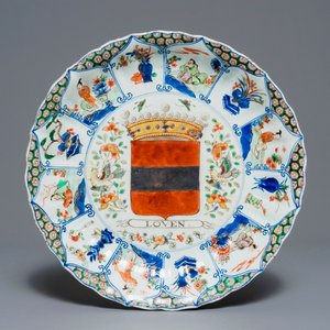 Een Chinese famille verte schotel met het wapen van Leuven, Kangxi/Yongzheng — foto 1