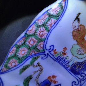 Een Chinese famille verte schotel met het wapen van Leuven, Kangxi/Yongzheng — foto 8