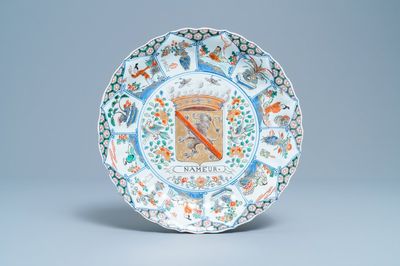 Een Chinese famille verte schotel met het wapen van Namen, Kangxi/Yongzheng
