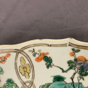 Een Chinese famille verte schotel met Johanneum merk, ex-coll. Augustus de Sterke, Kangxi — foto 5