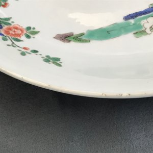 Een Chinese famille verte schotel met karpers, Kangxi — foto 14