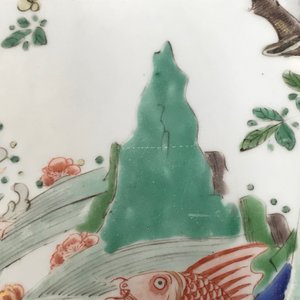 Een Chinese famille verte schotel met karpers, Kangxi — foto 17