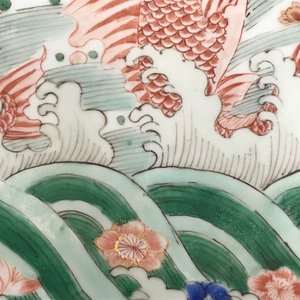 Een Chinese famille verte schotel met karpers, Kangxi — foto 18