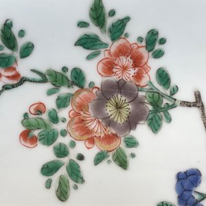 Een Chinese famille verte schotel met karpers, Kangxi — foto 20