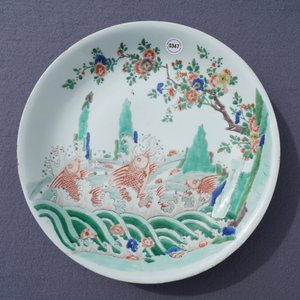 Een Chinese famille verte schotel met karpers, Kangxi — foto 21