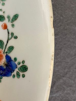Een Chinese famille verte schotel met karpers, Kangxi — foto 14