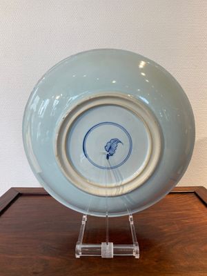 Een Chinese famille verte schotel met karpers, Kangxi — foto 7