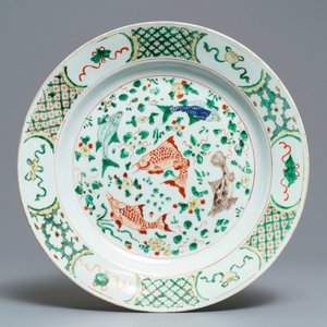 Een Chinese famille verte schotel met karpers, Kangxi — foto 1