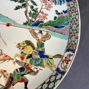 Een Chinese famille verte schotel met krijgers te paard, Kangxi — foto 11