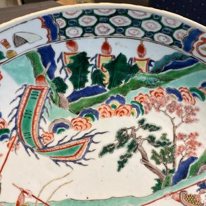 Een Chinese famille verte schotel met krijgers te paard, Kangxi — foto 8