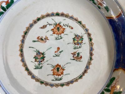 Een Chinese famille verte schotel met mandarijneenden in een lotusvijver, Kangxi — foto 2