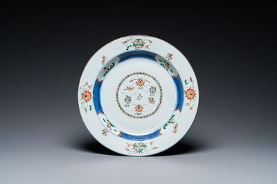 Een Chinese famille verte schotel met mandarijneenden in een lotusvijver, Kangxi