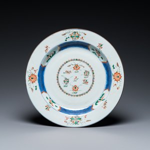 Een Chinese famille verte schotel met mandarijneenden in een lotusvijver, Kangxi — foto 1