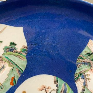 Een Chinese famille verte schotel met poederblauwe fondkleur, 19e eeuw — foto 13