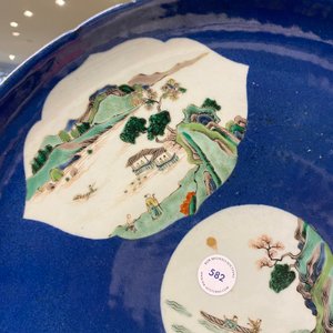 Een Chinese famille verte schotel met poederblauwe fondkleur, 19e eeuw — foto 8
