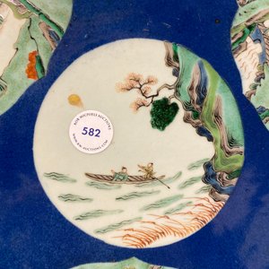 Een Chinese famille verte schotel met poederblauwe fondkleur, 19e eeuw — foto 10