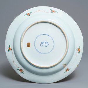 Een Chinese famille verte schotel met poederblauwe fondkleur, Kangxi — foto 2