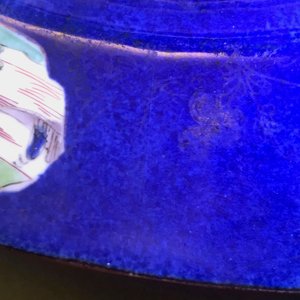 Een Chinese famille verte schotel met poederblauwe fondkleur, Kangxi — foto 7