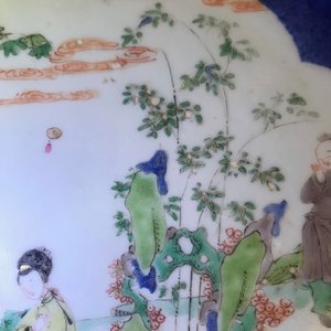 Een Chinese famille verte schotel met poederblauwe fondkleur, Kangxi — foto 9