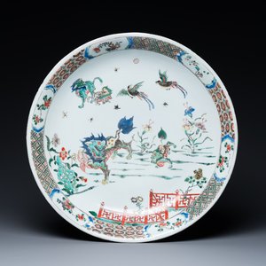Een Chinese famille verte schotel met qilins en feniksen, Kangxi — foto 1