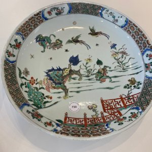 Een Chinese famille verte schotel met qilins en feniksen, Kangxi — foto 3
