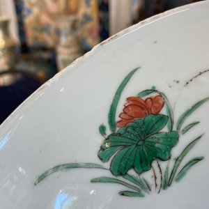 Een Chinese famille verte schotel met qilins en feniksen, Kangxi — foto 10