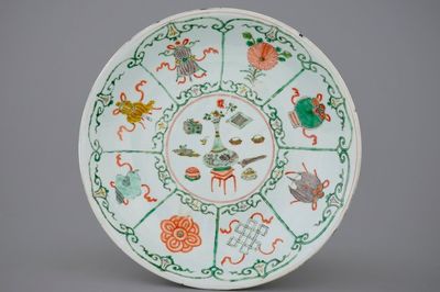 Een Chinese famille verte schotel met taoïstische symbolen, Kangxi