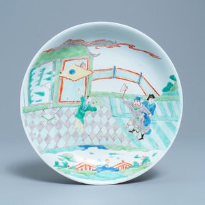 Een Chinese famille verte schotel met verhalend decor, Kangxi — foto 1