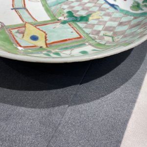 Een Chinese famille verte schotel met verhalend decor, Kangxi — foto 13