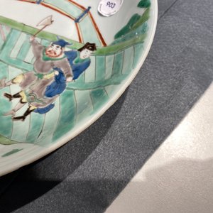 Een Chinese famille verte schotel met verhalend decor, Kangxi — foto 8