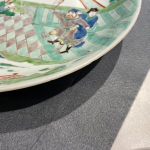 Een Chinese famille verte schotel met verhalend decor, Kangxi — foto 9