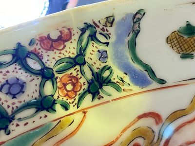 Een Chinese famille verte schotel met verhalend decor, Kangxi — foto 13