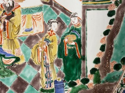 Een Chinese famille verte schotel met verhalend decor, Kangxi — foto 4