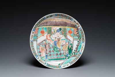 Een Chinese famille verte schotel met verhalend decor, Kangxi