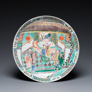 Een Chinese famille verte schotel met verhalend decor, Kangxi — foto 1
