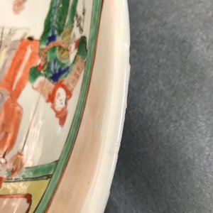Een Chinese famille verte schotel met verhalend decor, Kangxi — foto 16