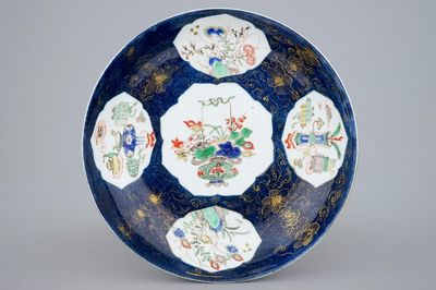 Een Chinese famille verte schotel op bleu poudré ondergrond, Kangxi