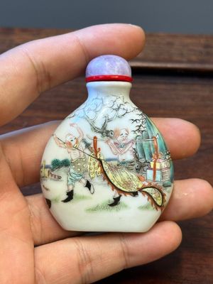 Een Chinese famille verte snuiffles met 'huwelijk van Zongkui's zus' decor, 19e eeuw — foto 1
