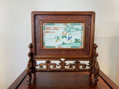 Een Chinese famille verte tegel gevat in een deels huanghuali houten tafelscherm, Kangxi — foto 1