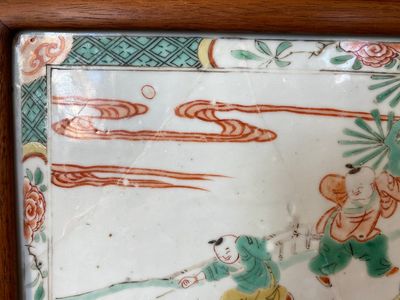Een Chinese famille verte tegel gevat in een deels huanghuali houten tafelscherm, Kangxi — foto 4