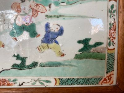Een Chinese famille verte tegel gevat in een deels huanghuali houten tafelscherm, Kangxi — foto 6