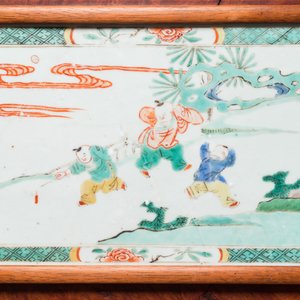 Een Chinese famille verte tegel gevat in een deels huanghuali houten tafelscherm, Kangxi — foto 8