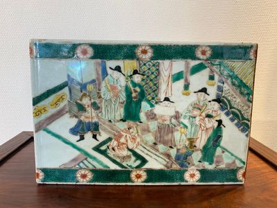 Een Chinese famille verte tegel met verhalend decor, 19e eeuw — foto 1