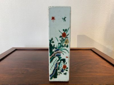 Een Chinese famille verte tegel met verhalend decor, 19e eeuw — foto 4