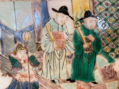 Een Chinese famille verte tegel met verhalend decor, 19e eeuw — foto 6