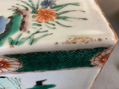 Een Chinese famille verte tegel met verhalend decor, 19e eeuw — foto 8