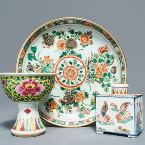 Een Chinese famille verte theebus, een bord en een famille rose stem cup, Kangxi/Yongzheng — foto 1