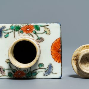 Een Chinese famille verte theebus, een bord en een famille rose stem cup, Kangxi/Yongzheng — foto 15