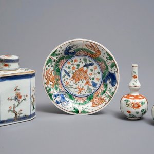 Een Chinese famille verte theebus met deksel, twee kleine vaasjes en een schotel, Kangxi — foto 1
