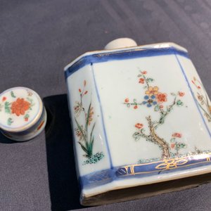 Een Chinese famille verte theebus met deksel, twee kleine vaasjes en een schotel, Kangxi — foto 11